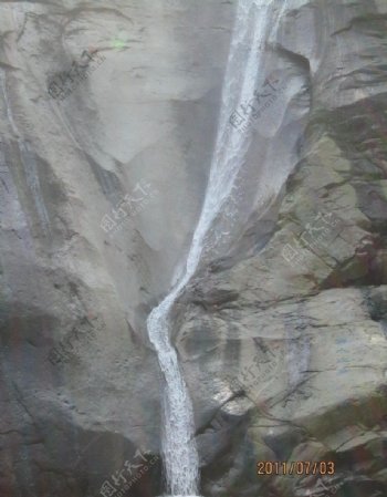 山间瀑布图片