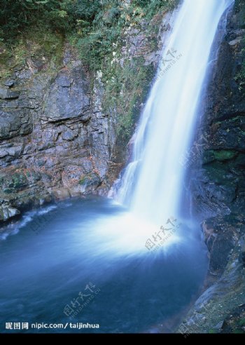 溪水瀑布涌泉流水山泉图片