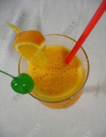 鲜榨橙汁橙汁饮料吸管樱桃水果橙子玻璃杯图片