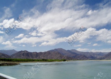 雅鲁藏布江畔图片