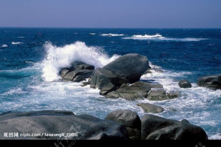 海浪拍打巨石图片