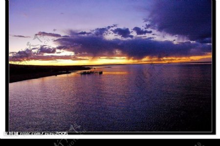 暮色中的青海湖图片