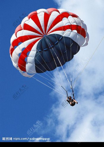 天空中的降落伞的自然景色图片