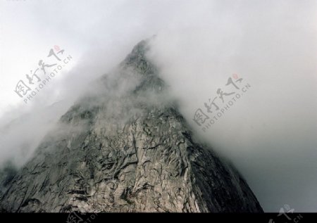 高山雾景图片