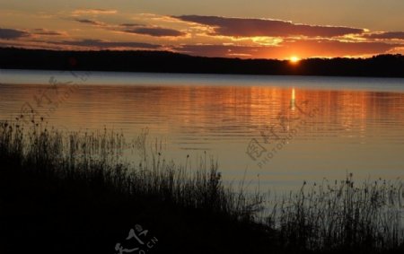 湖边日落图片