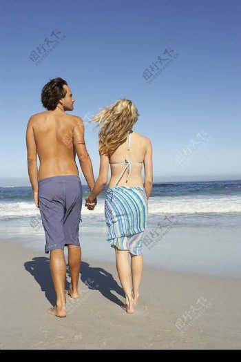 海边牵手的情侣图片