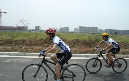 骑自行车图片
