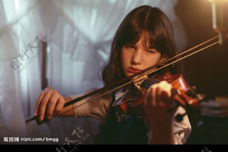 拉手提琴的小女孩图片