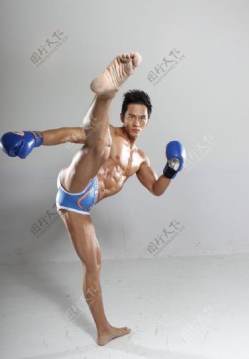 身材一级棒的肌肉男练拳击图片