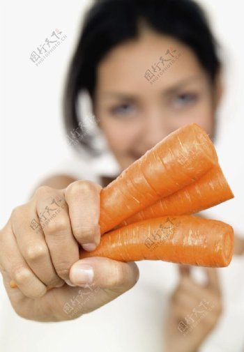 吃红萝卜的美女图片