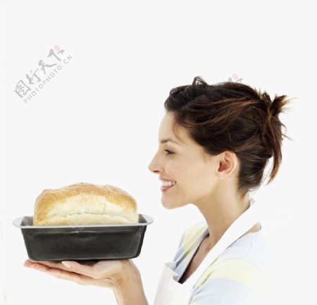 端着面包糕点的女人图片