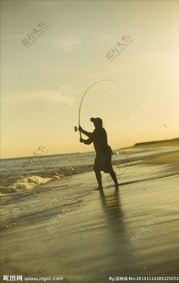 海边钓鱼男人图片