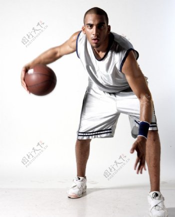运动篮球运球黑人图片