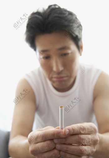 手拿香烟的男人图片