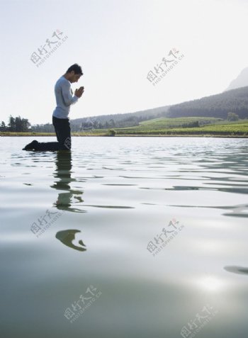 跪在水面上的男人图片
