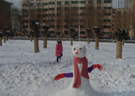 女童与雪人图片