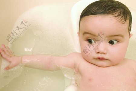 浴盆中洗澡的可爱婴儿宝宝图片