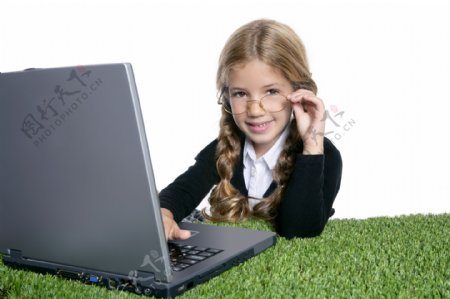 玩笔记本电脑上网的小学生图片