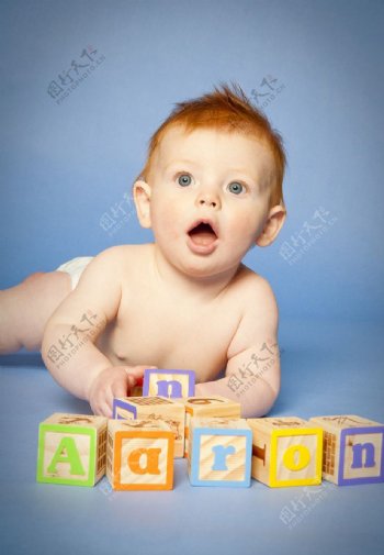 玩积木的可爱宝宝婴儿图片