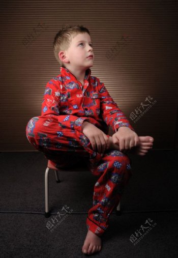 穿睡衣坐在凳子上的男孩图片