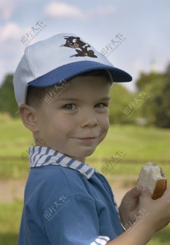 吃面包的孩子图片