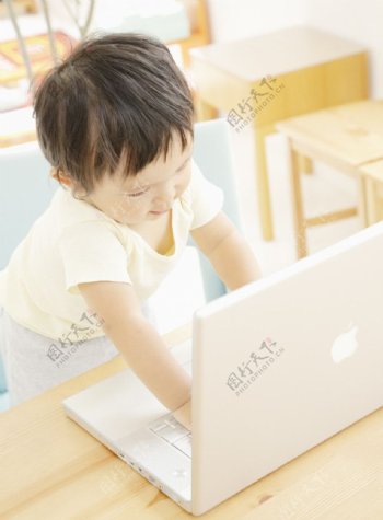 玩耍笔记本电脑的孩子图片