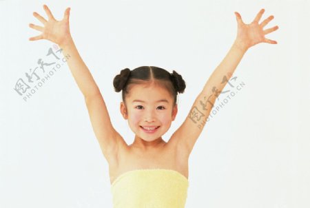 举起双臂快乐的小女孩图片