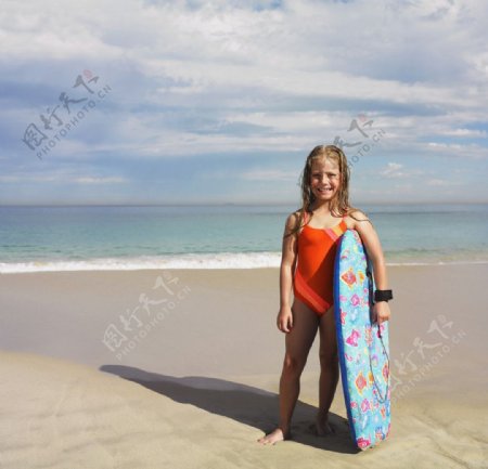 拿着滑板的沙滩小美女图片