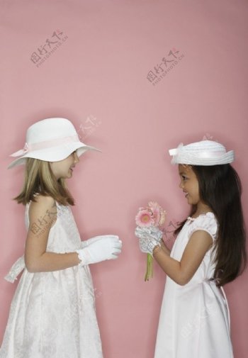 小女孩给姐姐鲜花图片
