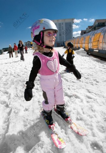 滑雪小女孩图片