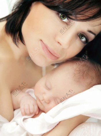 漂亮妈妈抱着熟睡的婴儿图片