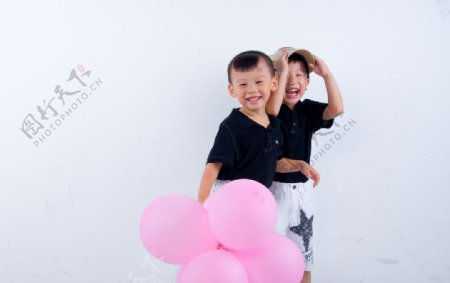 戴帽子玩耍儿童高清幼儿气球两个小朋友图片