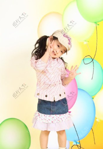 戴帽子的长发小女孩气球黄色背景图片