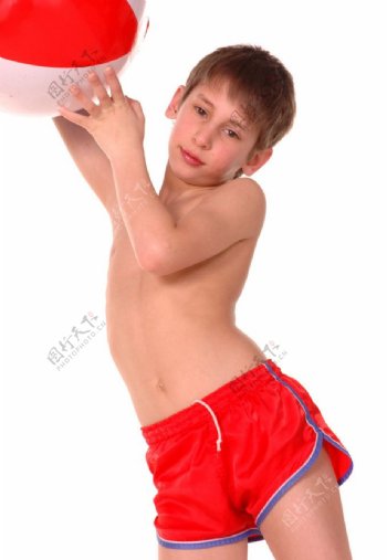 玩球的男孩图片