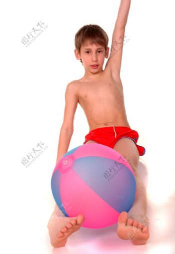 腿上夹着充气球的男孩图片