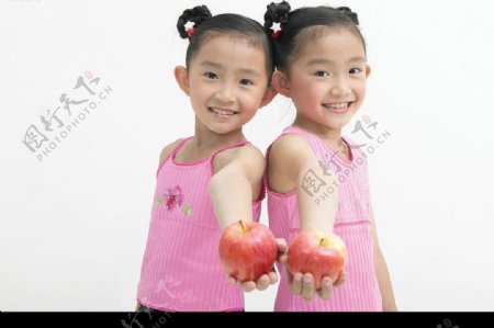 双胞胎女孩图片