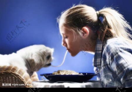 吃面条的小狗和女孩图片