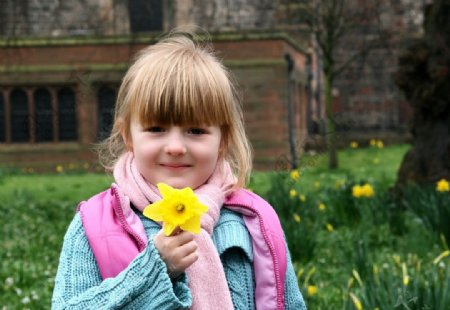 小女孩与花朵图片