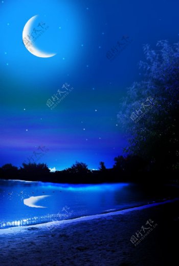 月光撒湖面图片