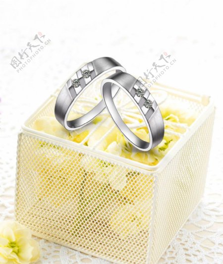 花瓣黄色珠宝戒指图片