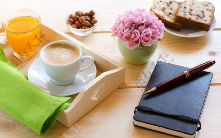 钢笔记事本与咖啡果汁