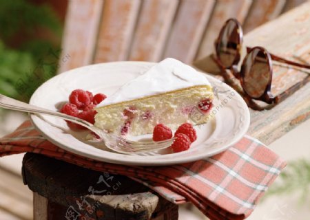 树莓蛋糕摄影图
