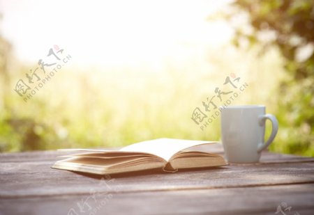 桌子上的咖啡与书