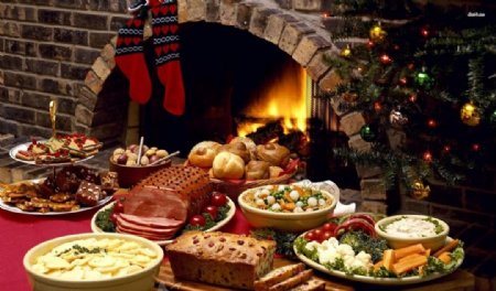 火炉旁的圣诞大餐