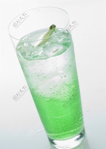 加了柠檬片和冰块的绿色饮料