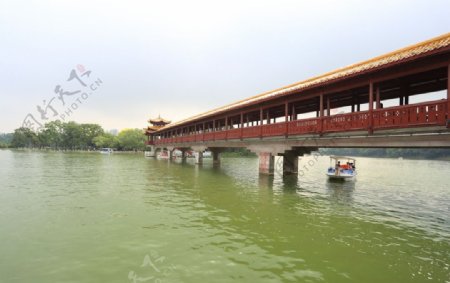 湖面廊桥
