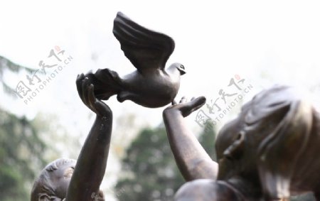 放飞雕塑城市雕塑儿童鸽