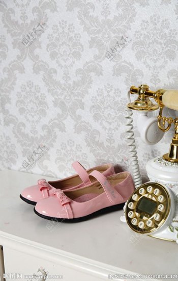 粉色儿童皮鞋