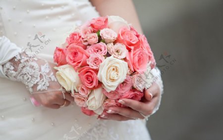 手拿鲜花的美丽新娘高清