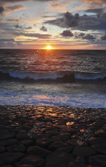 夕阳照耀下的大海